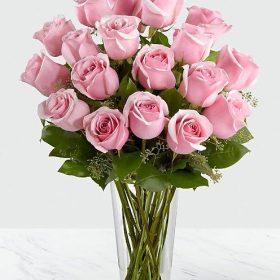 Dazzling pink roses in a glasss bouquet